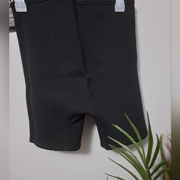 Bally Total Fitness Bike Shorts with zipper, Compression 	Black	Size	M - Picture 6 of 6